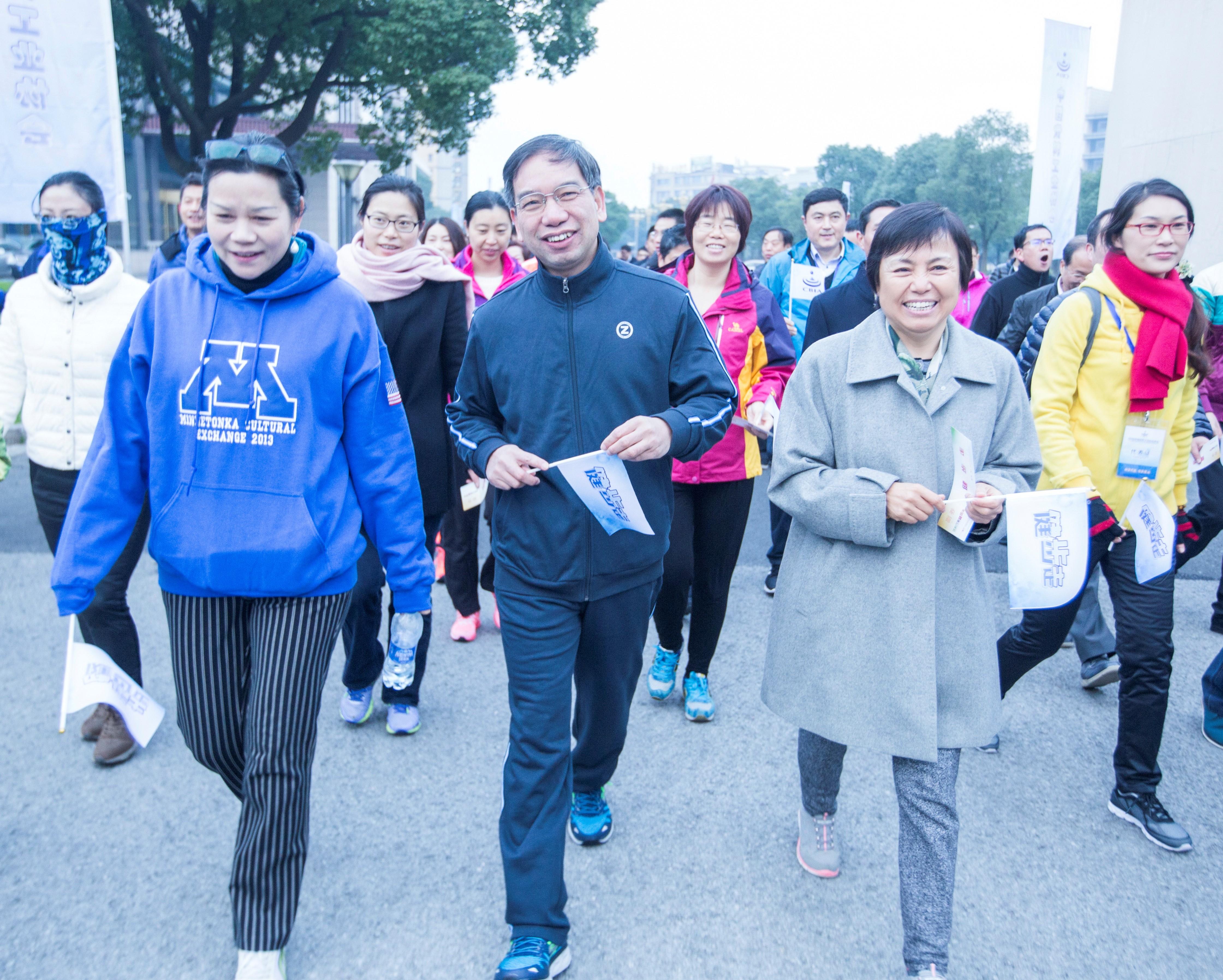 8、2016年11月25日“2016中国饮料行业健步走”活动在张家港举行