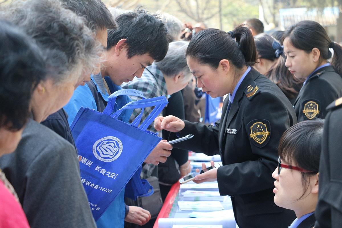 食品安全法宣传进社区活动.JPG