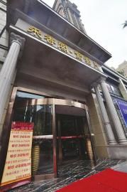餐厅转型推出特价套餐,吸引消费者。