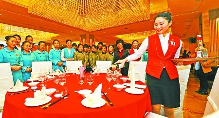 昨日,南滨路,获得第一名的女服务员正给同行做示范。
