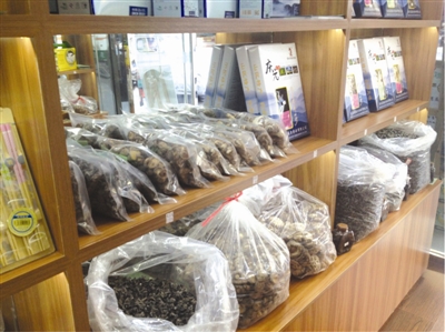 柜台内排放着滑子菇、草菇、黑木耳等,共近20个品类的菌菇。