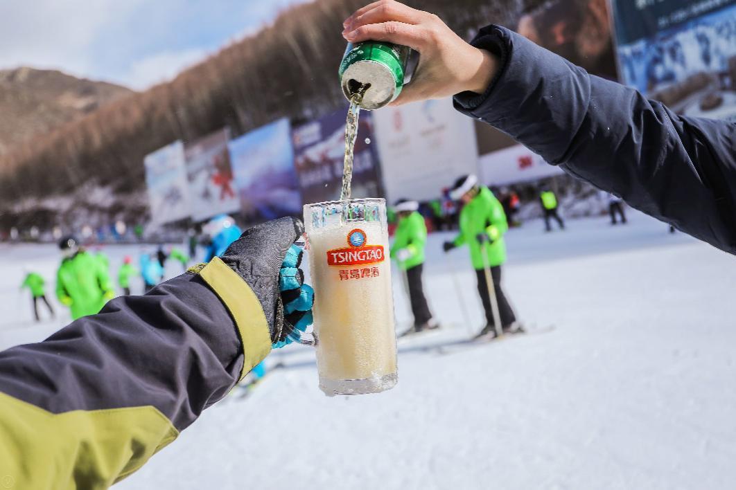 借以酣畅运动与激爽啤酒的完美结合,在雪地纵情畅滑后,品味青岛啤酒的