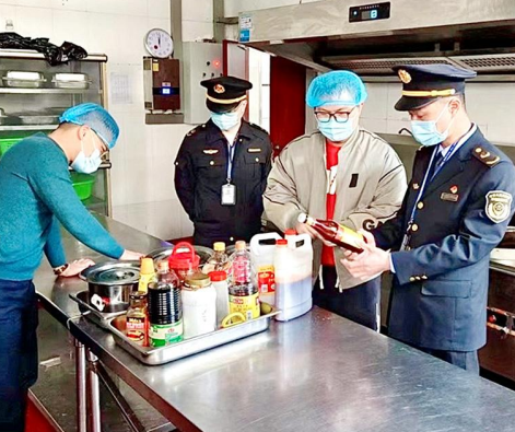 日前,温州市瓯海区市场监管局对温州科技职业学院内的3个食堂开展现场